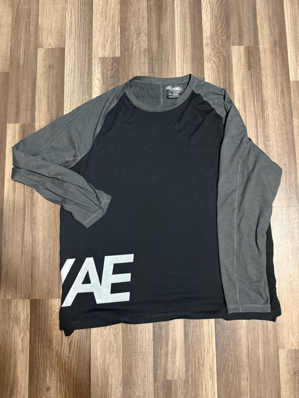 American Eagle Outfitters Black and Gray Long-Sleeve Raglan Tee